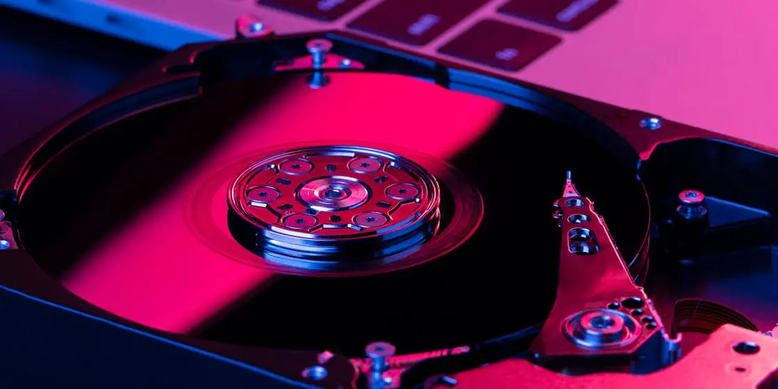 Descubre los diferentes tipos de discos duros, sus conexiones (SATA III, PCIe y NVMe) y cómo funcionan